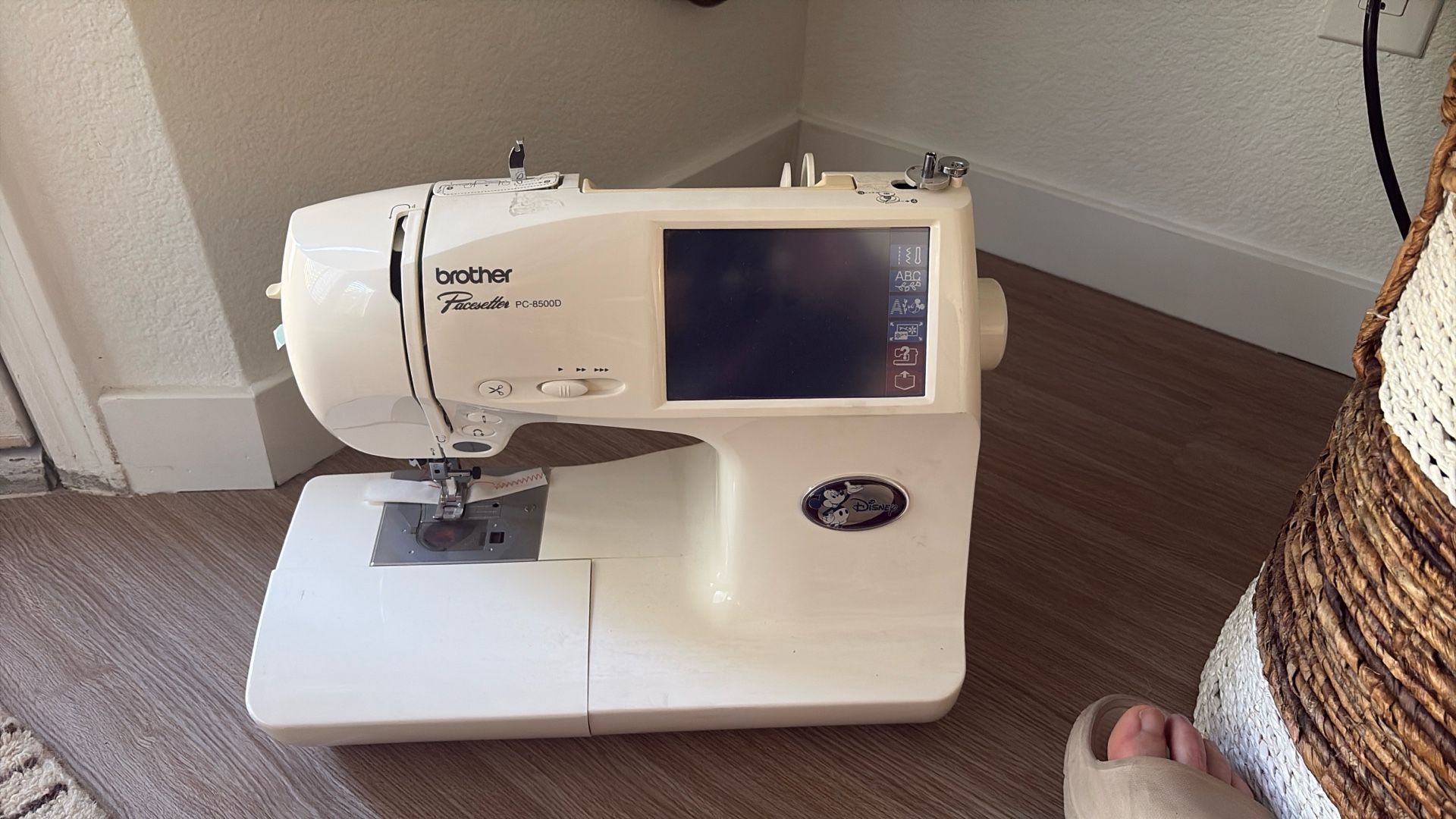 Brother Pacesetter PC-8500 Computerized Sewing Embroidery Machine w/Carry Case