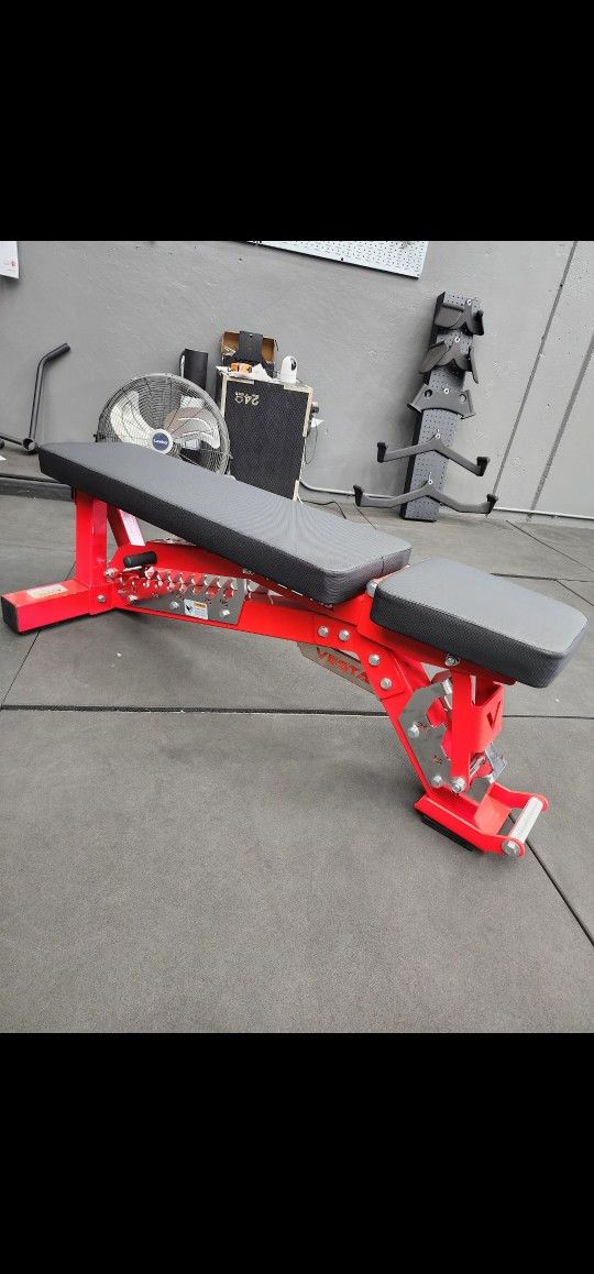 HEAVY DUTY COMMERCIAL GRADE 1000 LBS CAPACITY ADJUSTABLE BENCH THAT CAN INCLINE, FLAT AND MILITARY PRESS WITH WHEELS ( BRAND NEW IN THE BOX )