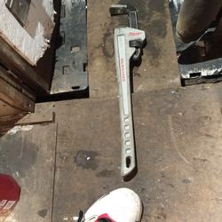 Milwaukee 24inch pipe Wrench