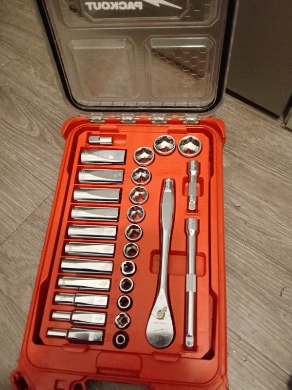 Milwaukee 3/8" 28 Pc Ratchet & Socket Set with PACKOUT™ Organizer