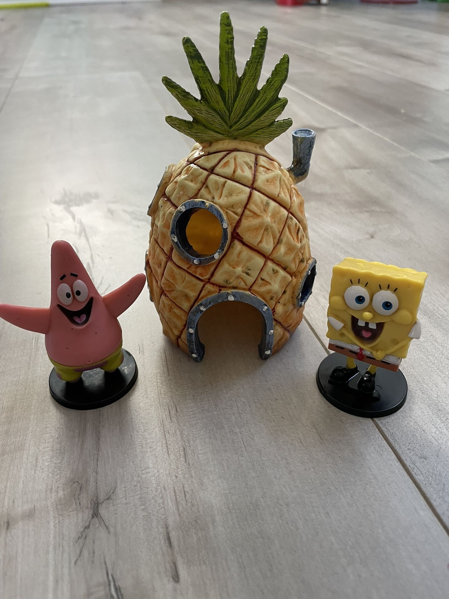 Penn-Plax Spongebob Squarepants Officially Licensed Aquarium Ornament – Fish Tank Decor Spongebob’s Pineapple House – Medium