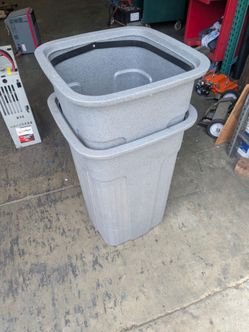 Toter SSC-5-00GST greystone 50 gallon square trash can lot of 2