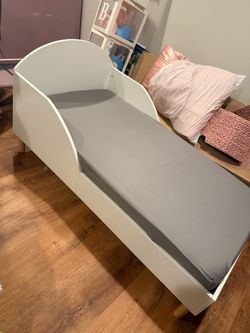Toddler bed