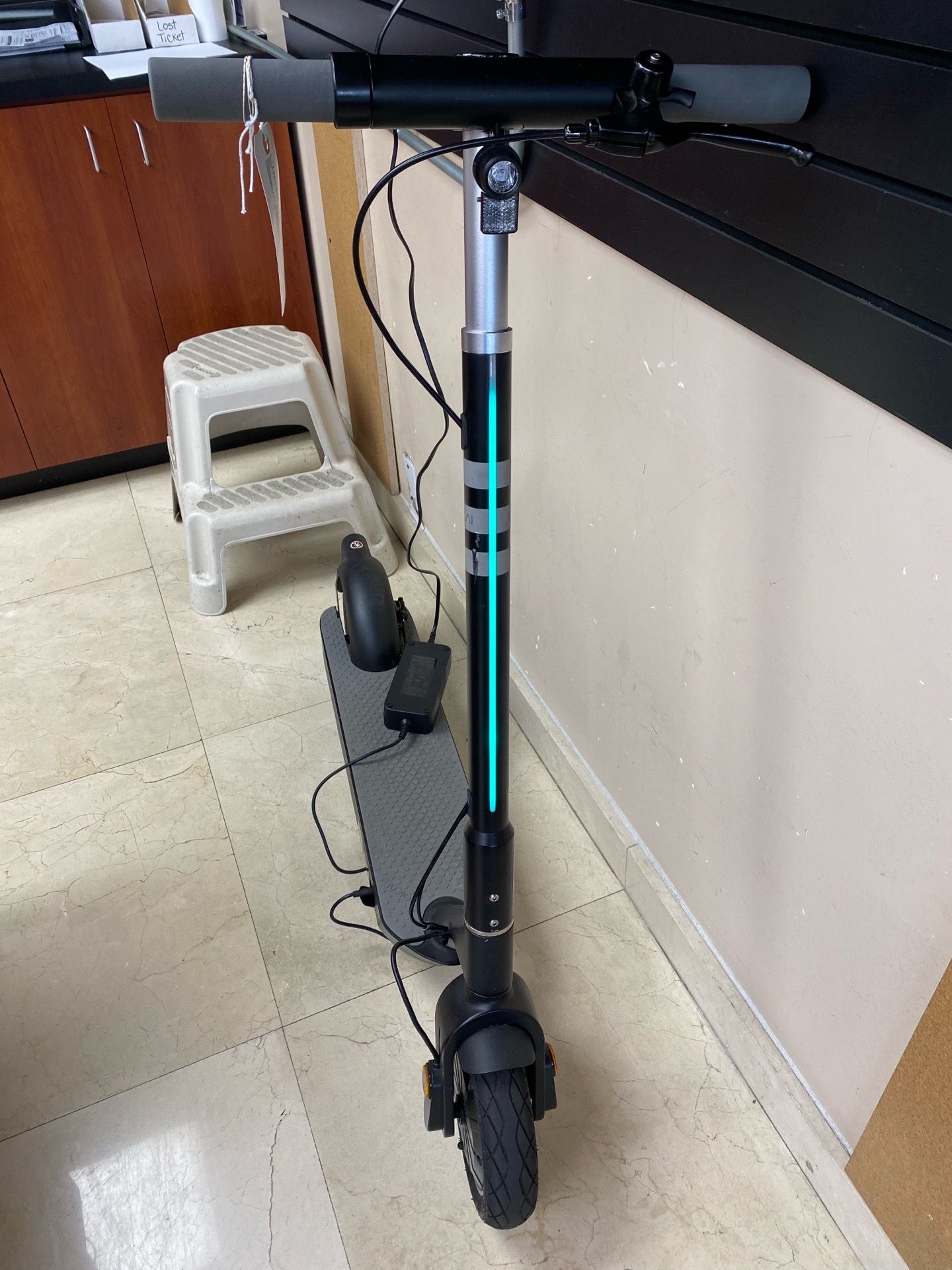 OKAI Neon Electric Scooter - Excellent Condition (with Charger)