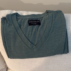 Goodlife green v neck size XL