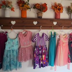 7 Elegent Dresses For A  Child Girl.