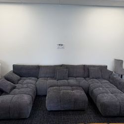 BRAND NEW LARGE SECTIONAL COUCH