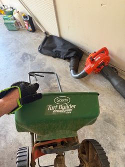 Scotts Turf Builder EdgeGuard Mini Broadcast Spreader