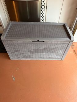 Storage container