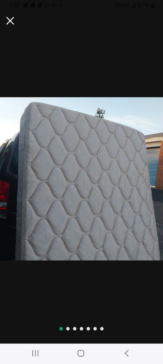 Queen Size Base Y Colchón Mide 15 Pulgadas De Grueso El Colchón 