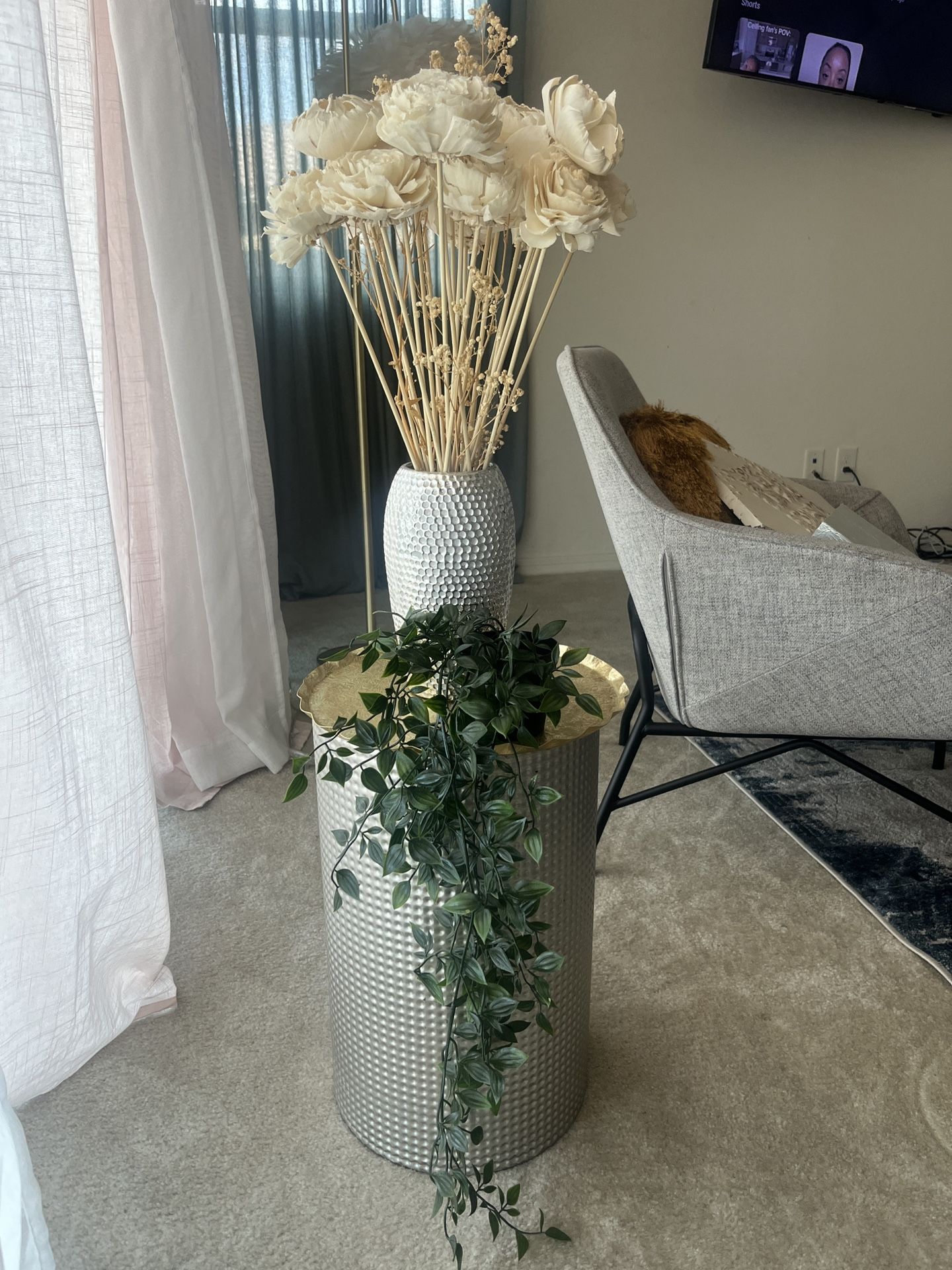 End table w/decor