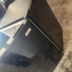 Magic chef mini fridge BLACK