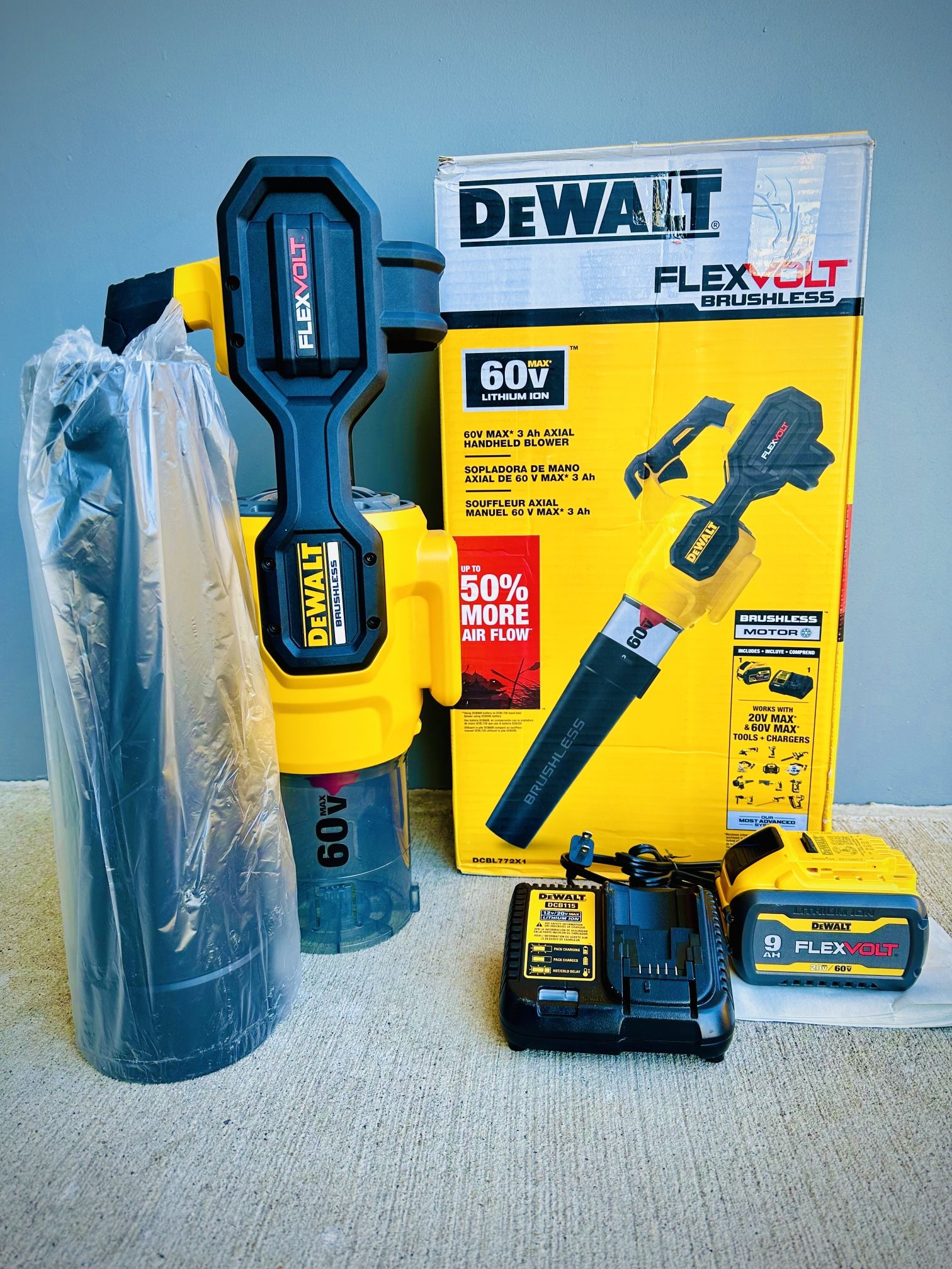 Brand new Dewalt FLEXVOLT 60V MAX 125 MPH 600 CFM Brushless Cordless Battery Powered Blower Kit with (1) FLEXVOLT 9Ah Battery & Charger