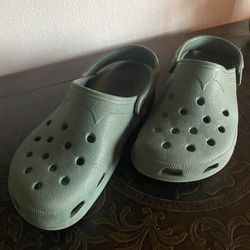 Green Crocs Woman’s 4-5