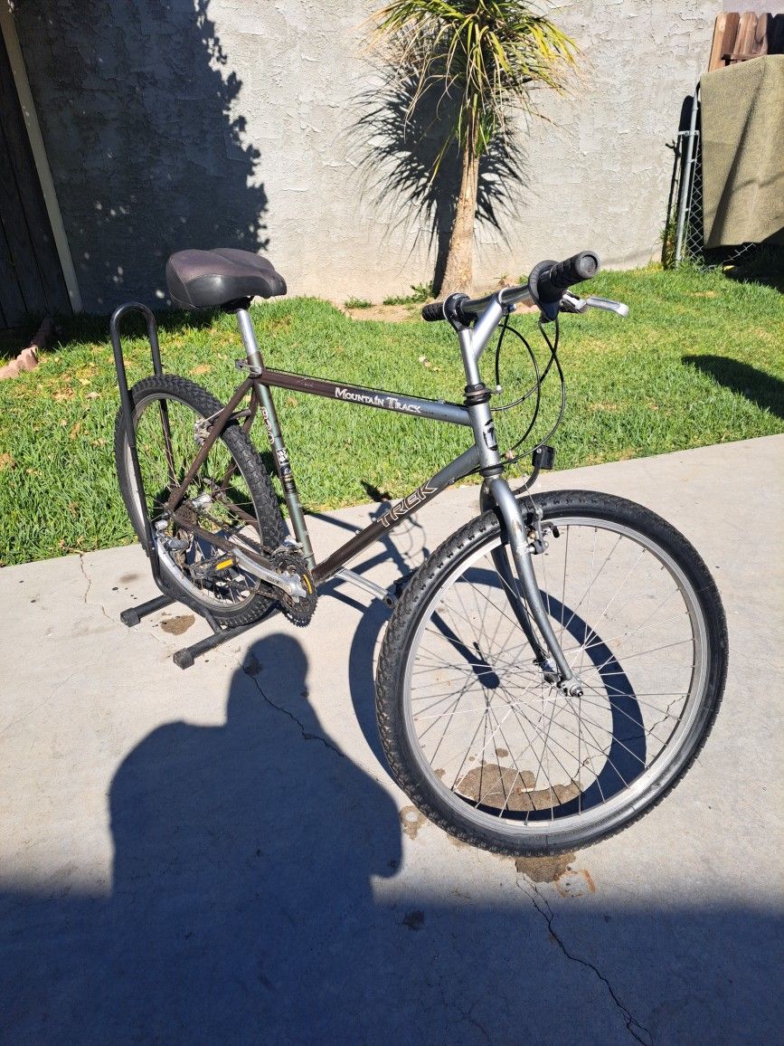 TREK MOUNTAIN BIKE WITH 21SPEEDS TIRE SIZE 26 EXELENT NO ISSUES WORKS AMASSING READY TO GO 