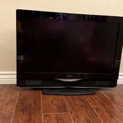 Vizio 32” HD TV – 720p - Excellent Condition 