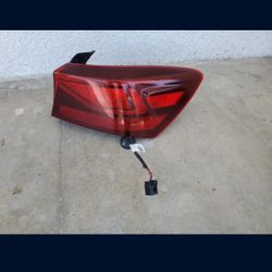 2019 - 2021 KIA FORTE GT RIGHT TAILAMP
TAIL LAMP LIGHT PASSENGER SIDE LED
GENUINE USED OEM. i4