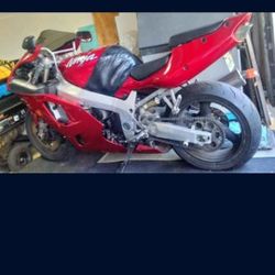 NEEDS Work been sitting 1997 Kawasaki ZX7R 750CC extra: engine & rims tires  + more