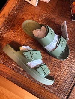 Crocs Brooklyn buckle low women’s size 9
