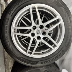 Genuine Porsche Macan 18” staggered wheels