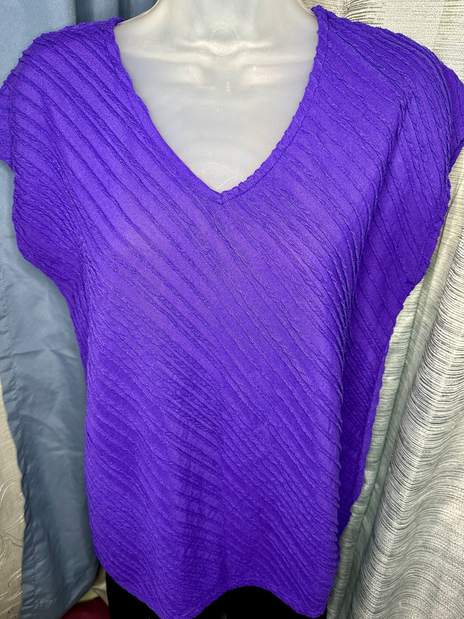 Dana Buchman Women’s Purple Bias Textured Cap Sleeve V-Neck Blouse Size Small