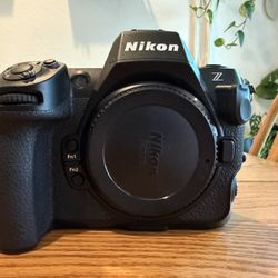 Nikon Z8 – Excellent Condition – Extra Battery – Box Included