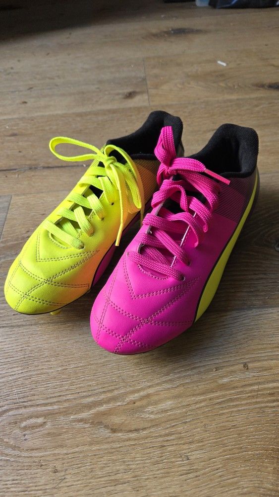 Puma soccer cleats size 4.5 