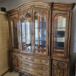 Beautiful Ornate Real Wood Bernhardt Buffet China Cabinet Hutch