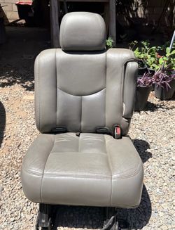 Yukon Denali Xl  05  right rear seat