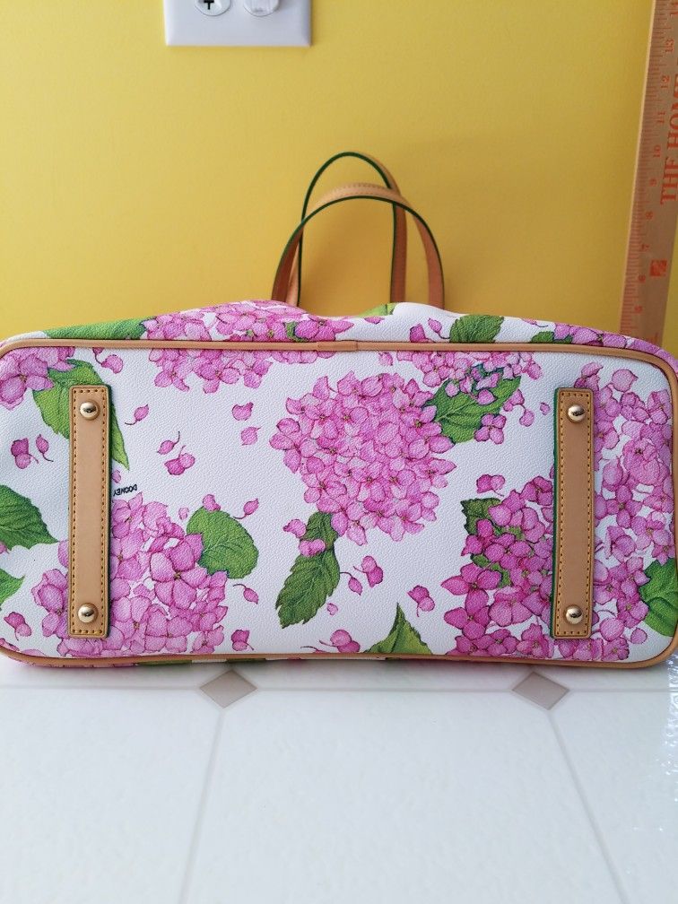 Dooney & Bourke Flowers Leisure Shopper in Pink