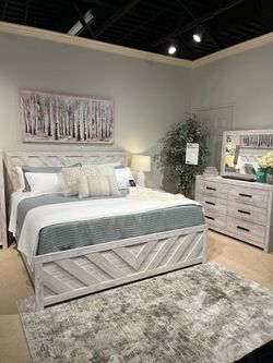 Modern Clean line w/V Pattern design 5 Pc bedroom sets
