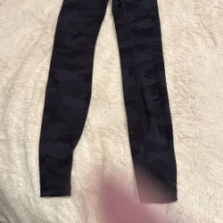 Women’s Lululemon Black Camo Running Leggings Size 2
