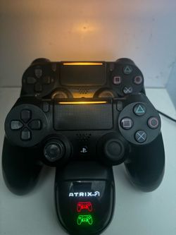 2 Ps4 Controllers with Charging Station