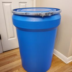 Plastic Barrels 30-Gallon (114L) Removable-Top Barrels/Drums - - Like New, Clean