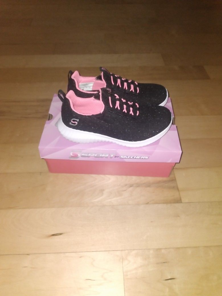 Girls Brand New In The Box Size 1 Skechers Tennis Shoes.
