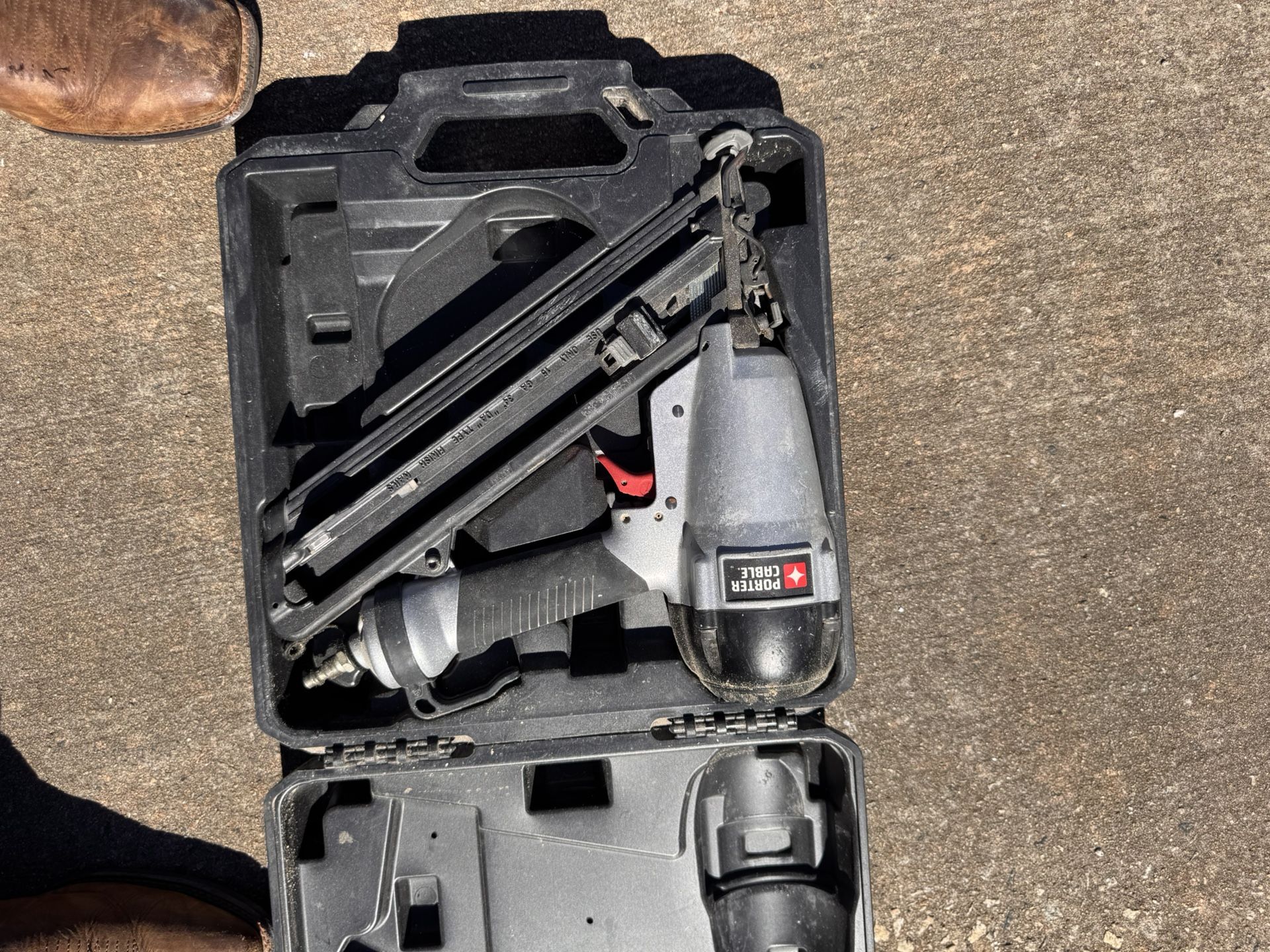 Porter Cable Pneumatic Finish Nailer (with Case)
