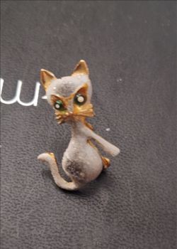 Vintage Retro MCM Korean Pearl Enamaled Cat Brooch