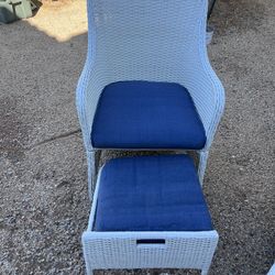 2 Wicker Chairs With Ottoman