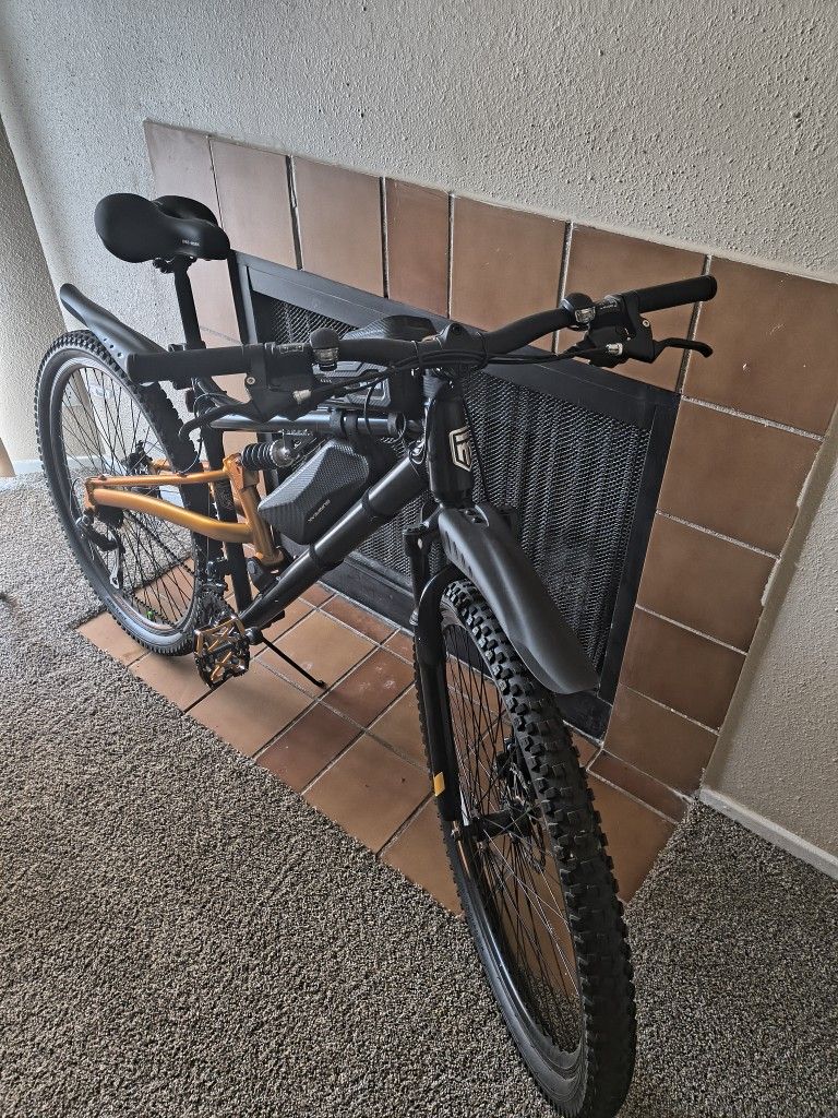 Mongoose 21 Speed Mountain Bike
