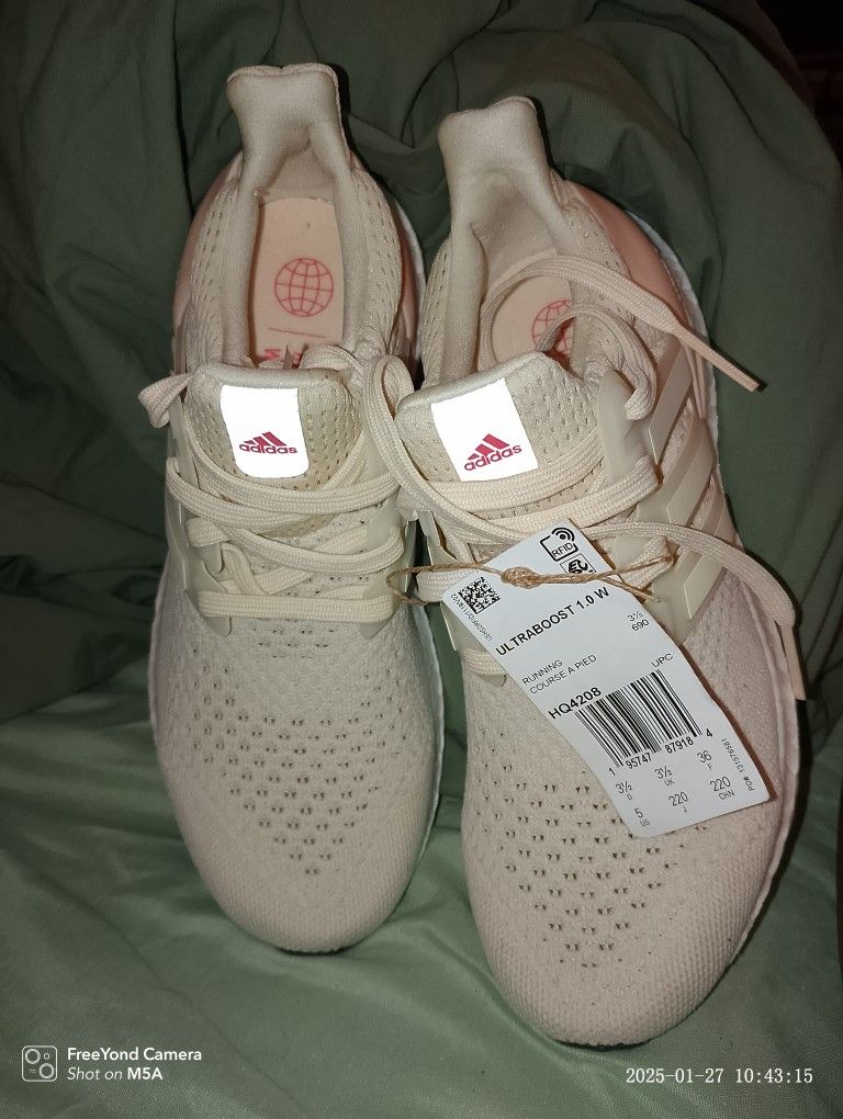 *****"PRICE- DROP"*****Adidas UltraBoost (size 5) Women's "Brand New"