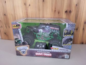 Monster Jam Radio Controlled GRAVE DIGGER 1:15 SCALE