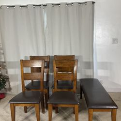 EXTRA SEATING FOR THE HOLIDAYS! 4 Chairs & A Bench / 4 Sillas Y Una Banca