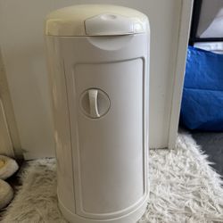 Munchkin Arm & Hammer Diaper Pail 