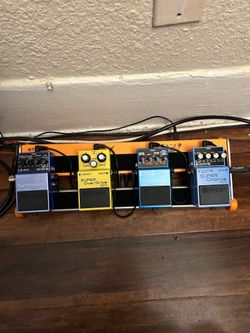 squire guitar with 4 boss pedals and cables