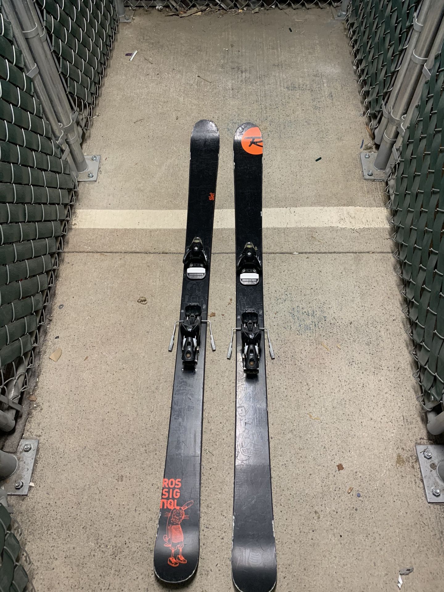 174 rossignol Slat park and rip sticks. Skis. W/ Salomon S16 bindings