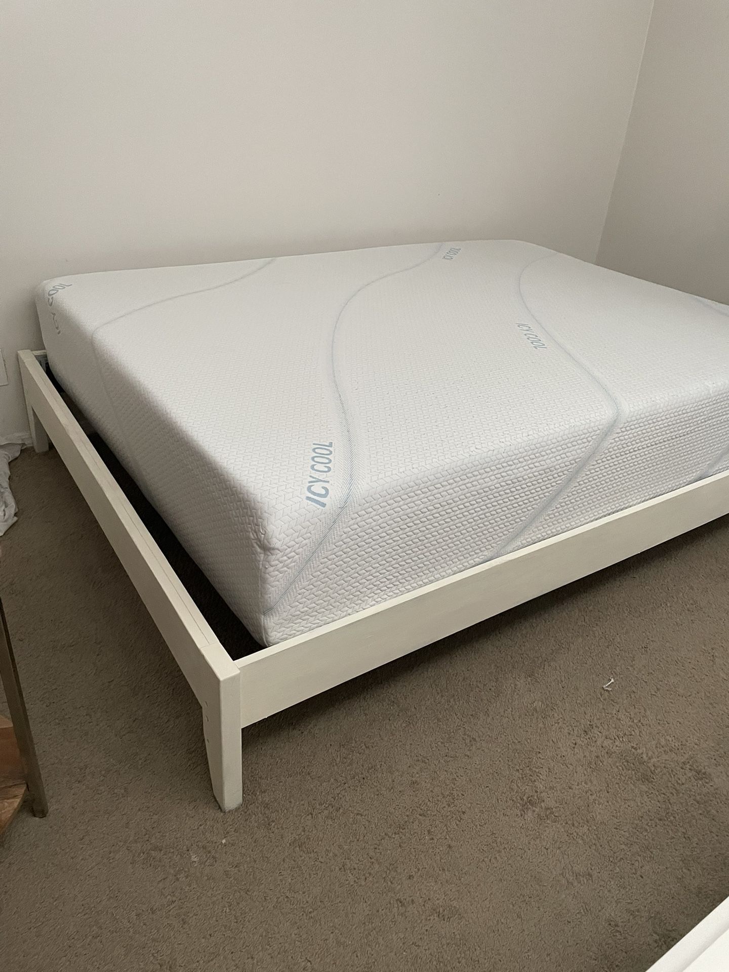 QUEEN SIZE HYBRID MATTRESS WITH WOODEN BED FRAME PICK UP TODAY