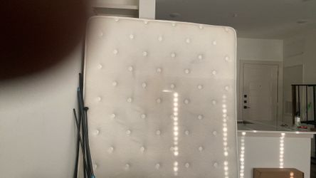 Bedframe / mattress