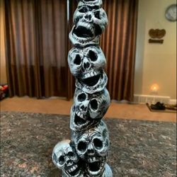 Desktop skull statue