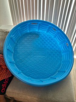 Plastic medium toddler pool