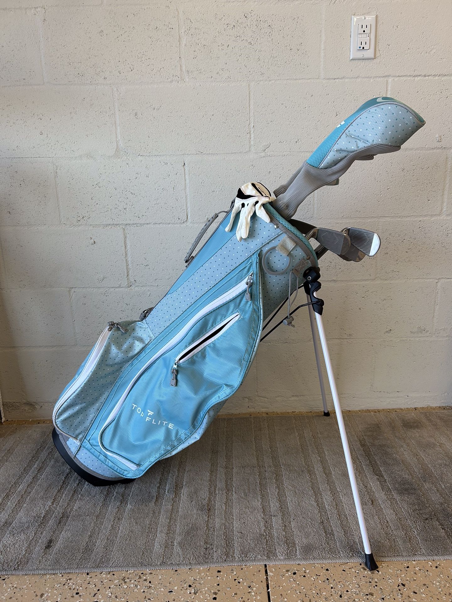 Women’s Top Flite XL Golf Club starter set.